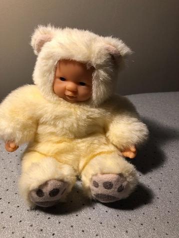 Baby in berenpakje beschikbaar voor biedingen