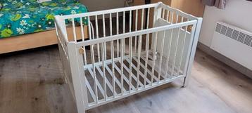 Houten kinderbedje beschikbaar voor biedingen