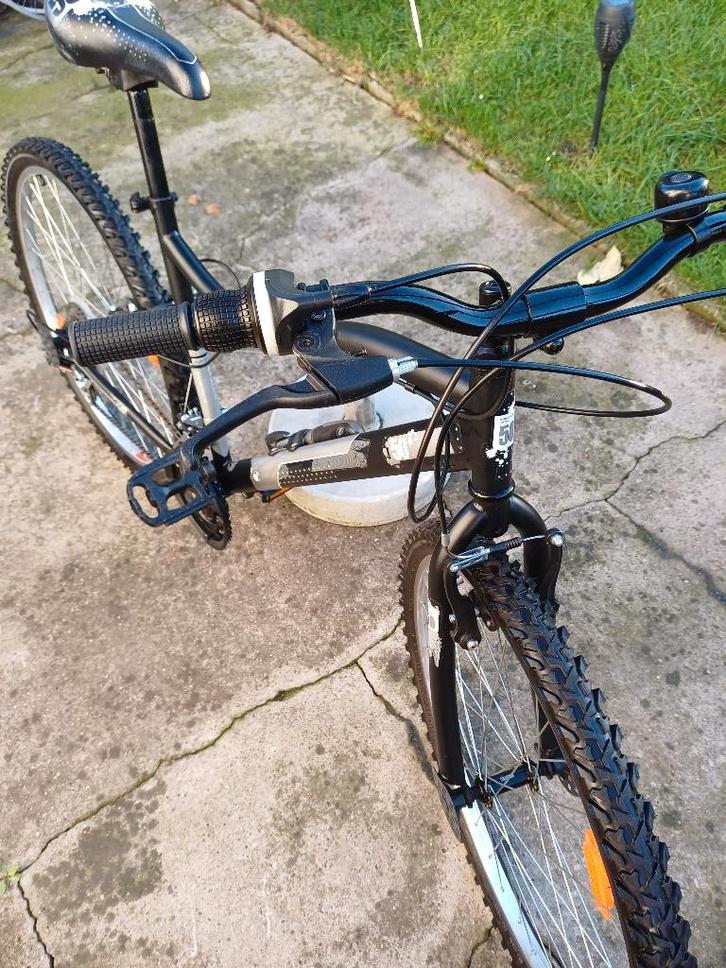 VELO VTT DE MARQUE MOUNTAIN SERIE 50, Fietsen en Brommers, Fietsen | Mountainbikes en ATB, Zo goed als nieuw, Ophalen