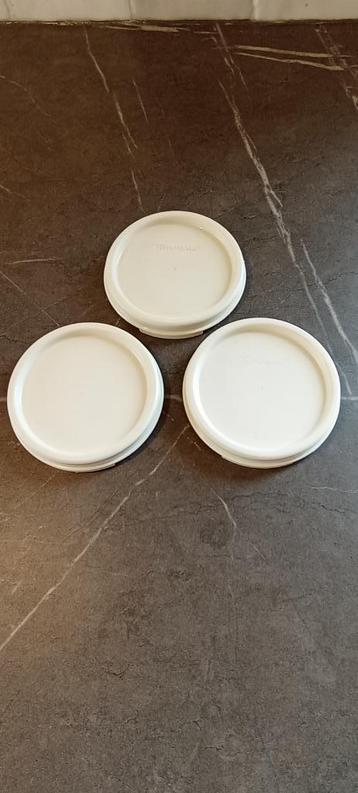 Set van 3 witte Tupperware deksels