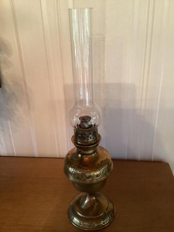 Koperen petroleumlamp met glas en platte lont beschikbaar voor biedingen