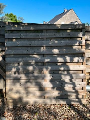 2 Houten tuinschermen + 3 houten palen met metalen grondpin beschikbaar voor biedingen
