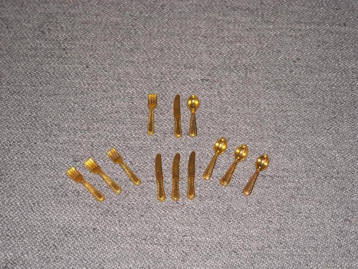 Goudkleurig bestek voor 4, Collections, Maisons de poupées & Accessoires, Utilisé, Enlèvement ou Envoi