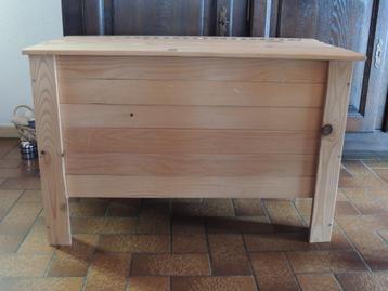 Coffre en bois brut beschikbaar voor biedingen