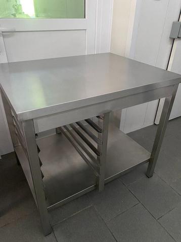 Roestvrijstalen tafel beschikbaar voor biedingen