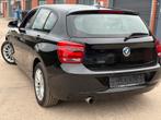 BMW 1 SERIE ✅ 1 REEKS 116i BENZINE GARANTIE CARPLAY, Auto's, 4 cilinders, Zwart, Velours, 100 kW