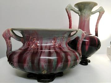 2 vases en faïence avec glaçure goutte à goutte. Vers 1930, 