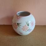 Witte vaas met bloemen, Ophalen of Verzenden, Wit, Steen, Minder dan 50 cm