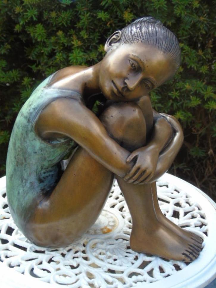 Standbeeld van een zittend meisje in brons, super!, Tuin en Terras, Tuinbeelden, Nieuw, Overige typen, Overige materialen, Ophalen