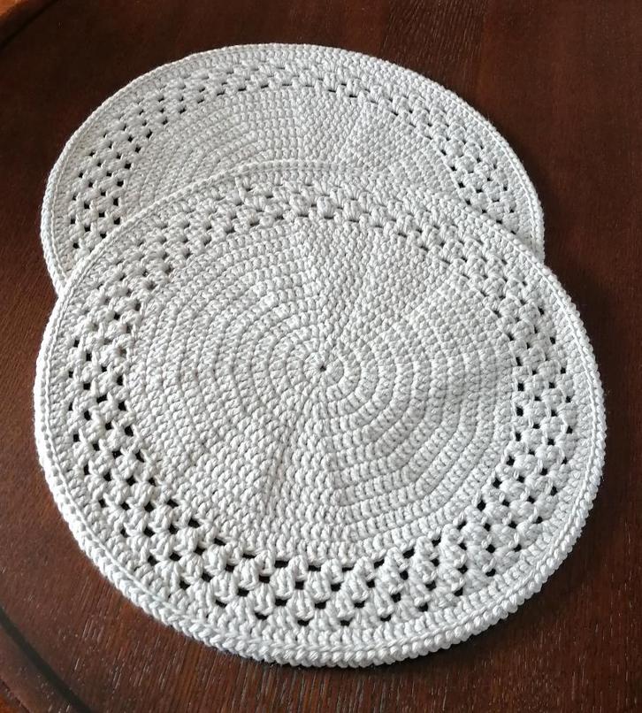 Set van 2 gehaakte ecru bord onderleggers in katoen. NIEUW !, Hobby en Vrije tijd, Breien en Haken, Nieuw, Ophalen of Verzenden