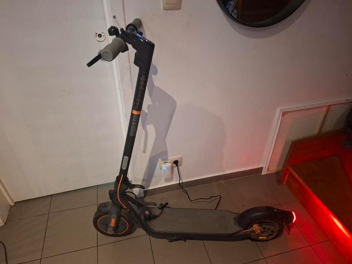 Trotinette electrique ninebot kickscooter f40e, Fietsen en Brommers, Steps, Ophalen