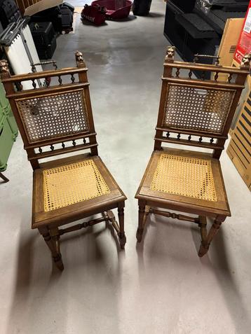 2 chaises décoratives anciennes disponible aux enchères