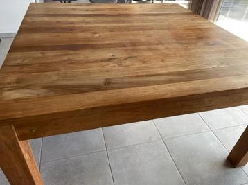 Teaken tafel beschikbaar voor biedingen
