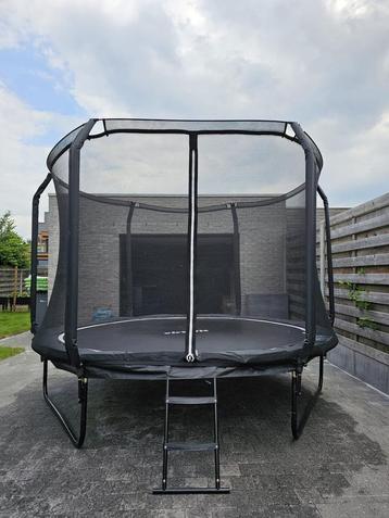 Trampoline disponible aux enchères