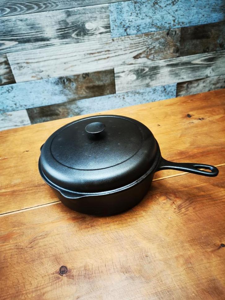Le creuset Dutch oven skillet, Huis en Inrichting, Keuken | Potten en Pannen, Gietijzer, Ophalen of Verzenden