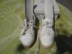 Chaussures SNEAKERS blanches avec gris M:39 adaptées aux sem, Sneakers et Baskets, Porté, Enlèvement ou Envoi, Blanc