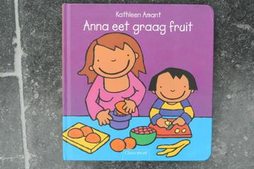 Anna eet graag fruit beschikbaar voor biedingen