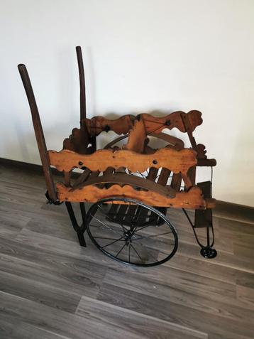 Oude vintage kinderwagen voor tweelingen beschikbaar voor biedingen