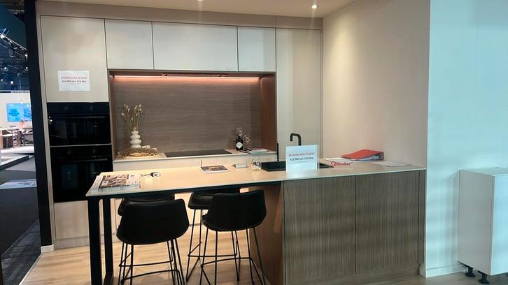 Showroom keuken te koop met stenen werkblad, Huis en Inrichting, Keuken | Complete keukens, Nieuw, Overige typen, Overige kleuren