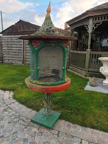 In zeer goede  staat grote gepatineerde betonnen volière.  beschikbaar voor biedingen