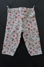 C&A Broekje wit roze/oranje bloempje onderaan kantje maat 86, Kinderen en Baby's, Babykleding | Maat 86, C&A, Meisje, Gebruikt