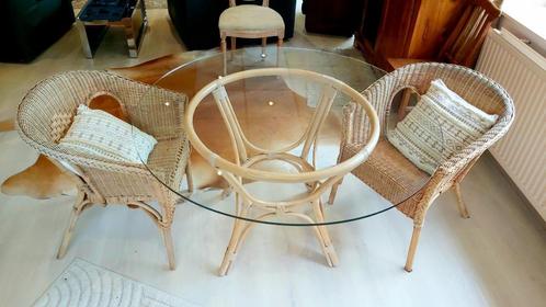 Table ronde en verre et rotin avec deux chaises., Huis en Inrichting, Tafels | Bijzettafels, Gebruikt, Rond, 60 cm of meer, 75 cm of meer