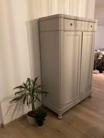 Hoge kast, geverfd met lichtgrijze krijtverf, Maison & Meubles, Armoires | Autre, Enlèvement, Utilisé