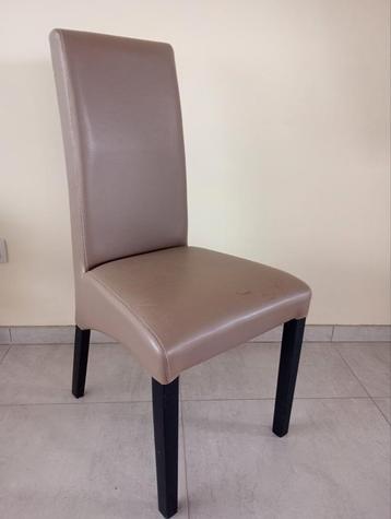 6 lederen stoelen  beschikbaar voor biedingen