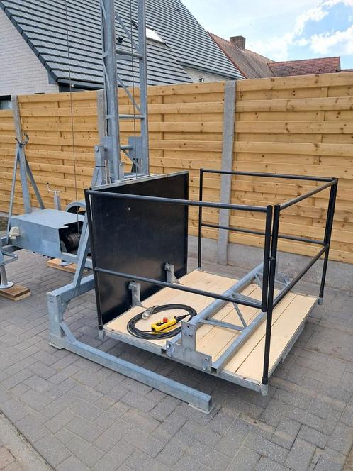 Bouwlift 220v 7,5m in nieuwstaat, Doe-het-zelf en Bouw, Bouwliften, Zo goed als nieuw, Bouwlift, Ophalen