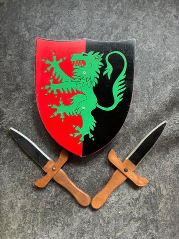 Een houten schild 34cm-28cm Twee houten dolken 34cm beschikbaar voor biedingen