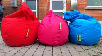 Drie zitzakken: blauw, rood en roze beschikbaar voor biedingen