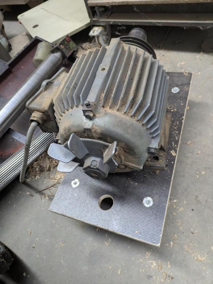 Moteur tri-phasé inustriel venant d'une raboteuse de 700mm, Doe-het-zelf en Bouw, Motoren, Gebruikt, Elektromotor, 1800 rpm of meer
