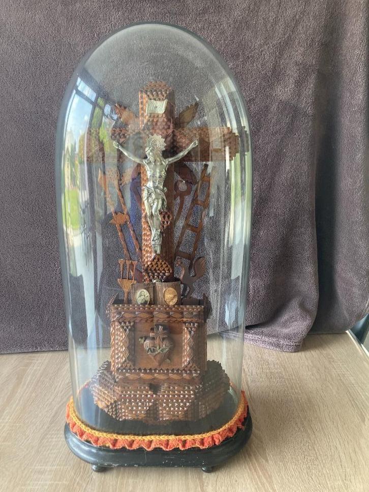 houten kruisbeeld onder stolp, Antiek en Kunst, Antiek | Religieuze voorwerpen, Ophalen