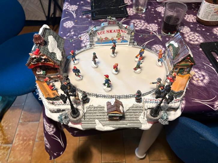 Kerstdorp schaatsers, Diversen, Kerst, Zo goed als nieuw, Ophalen