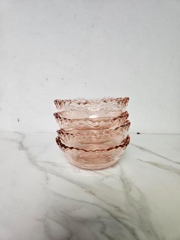 Vintage roze persglas kommetjes beschikbaar voor biedingen