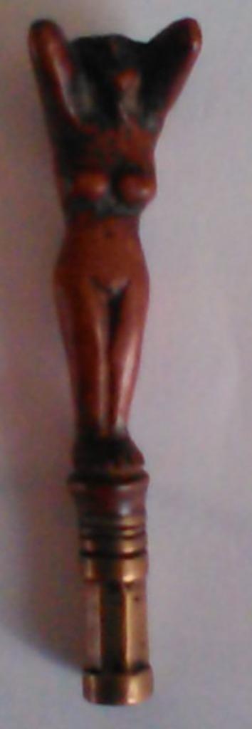 Objet insolite en bois sculpté,  embout en laiton, Antiek en Kunst, Kunst | Designobjecten, Ophalen of Verzenden