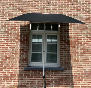 Halve balkonparasol met voet beschikbaar voor biedingen