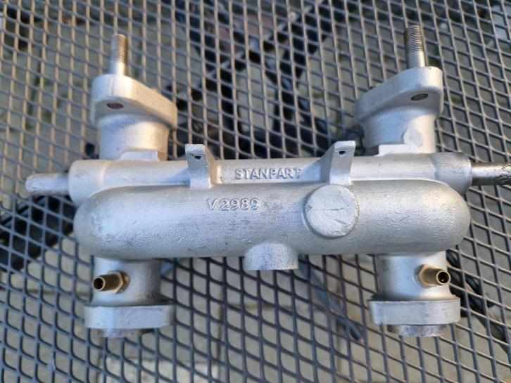 Origineel Triumph inlaatspruitstuk (dubbele carburateur), Autos : Pièces & Accessoires, Moteurs & Accessoires, Triumph, Neuf, Enlèvement ou Envoi