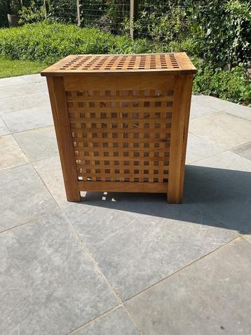 Houten linnenmand. beschikbaar voor biedingen