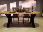 Ovalen tafel uit dik massief eik met zwarte X-poten (nieuw), Huis en Inrichting, Tafels | Eettafels, Ophalen, Eikenhout, Nieuw