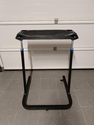 Bureau porte ordinateur  beschikbaar voor biedingen