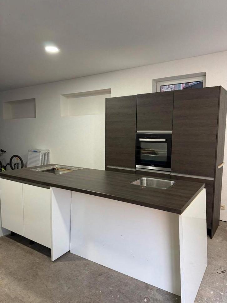 Cuisine moderne équipée, compète avec îlot, Maison & Meubles, Cuisine | Cuisines complètes, Blanc, Avec îlot, Enlèvement