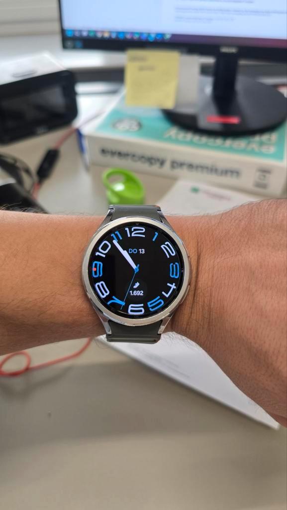Galaxy watch 6 classic zilver met accesoires, Handtassen en Accessoires, Smartwatches, Zo goed als nieuw, Blauw, Ophalen of Verzenden