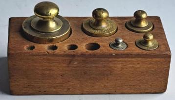 Anciens poids de balance avec socle en bois beschikbaar voor biedingen