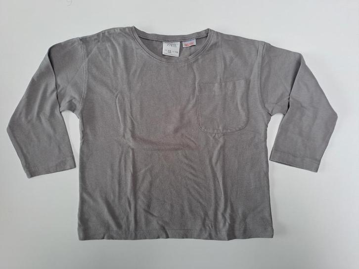 Mt 110 Grijze T-shirt lange mouwen met zakje, Kinderen en Baby's, Kinderkleding | Maat 110, Zo goed als nieuw, Jongen, Shirt of Longsleeve