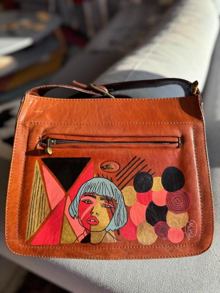 Unique leather bag with beautiful design, Handtassen en Accessoires, Tassen | Schoudertassen, Gebruikt, Overige merken, Bruin
