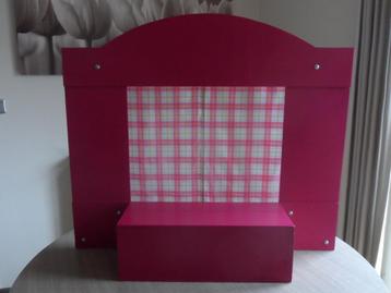 Poppenkast beschikbaar voor biedingen