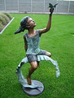 Bronzen zeer mooi meisje met vlinder op palmblad, ook andere, Jardin & Terrasse, Statues de jardin, Autres matériaux, Homme, Enlèvement ou Envoi