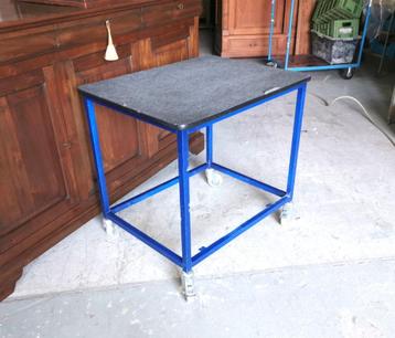 stevige vierkanten ijzeren roltafel op wielen 80 x 80 H 85 beschikbaar voor biedingen
