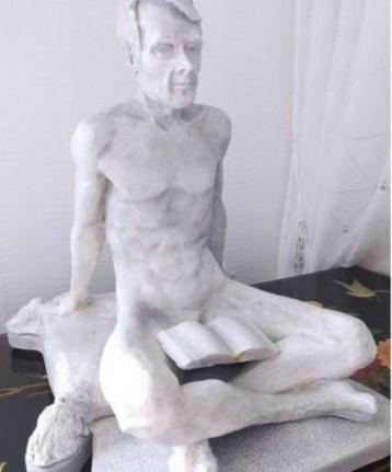 Terracotta sculptuur van naakte man beschikbaar voor biedingen